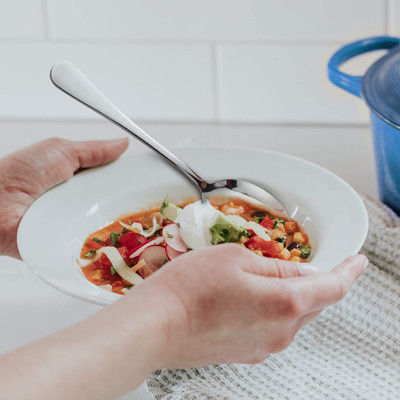 家の台所かレストランのために置かれる銀製のステンレス鋼の12部分の夕食のスプーン