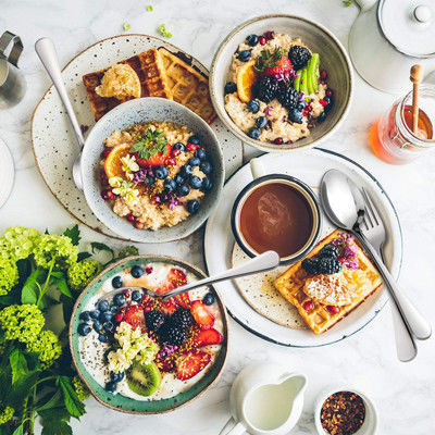 家の台所かレストランのために置かれる銀製のステンレス鋼の12部分の夕食のスプーン