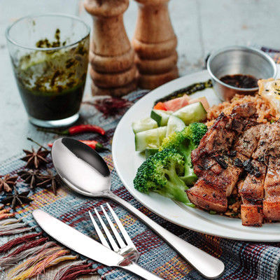 家の台所かレストランのために置かれる銀製のステンレス鋼の12部分の夕食のスプーン