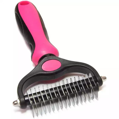 Dematting Desheddingの櫛を取除いている猫犬ペットはハンドルのステンレス鋼に長くブラシをかける