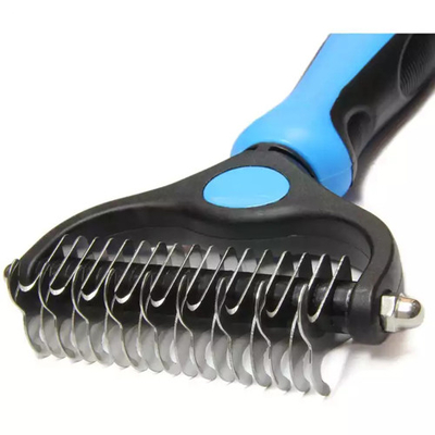 Dematting Desheddingの櫛を取除いている猫犬ペットはハンドルのステンレス鋼に長くブラシをかける