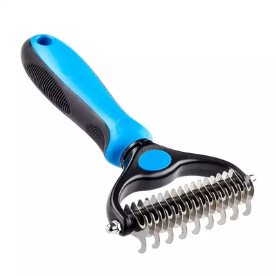 Dematting Desheddingの櫛を取除いている猫犬ペットはハンドルのステンレス鋼に長くブラシをかける
