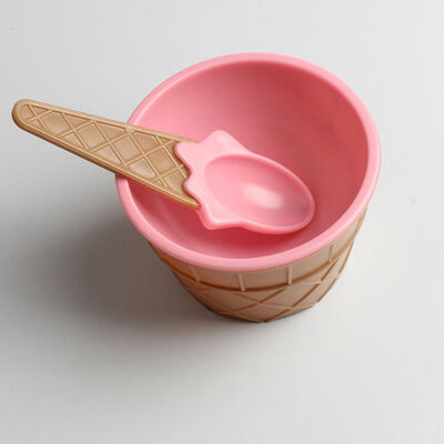 子供は再使用可能なスプーンのプラスチックが付いているアイス クリームのコップを