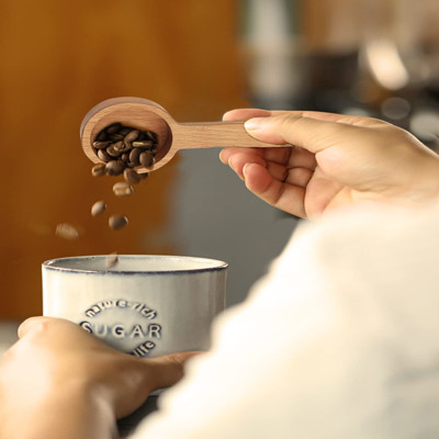 木製色のコーヒー豆のために測定する木のコーヒー スプーン