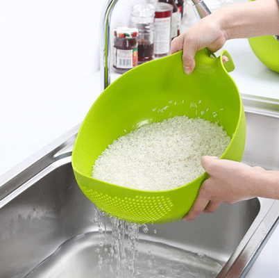 クリーニングの野菜のためのColandersを流出させるハンドルの台所が付いているプラスチック米のこし器ボール