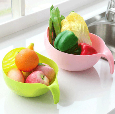 クリーニングの野菜のためのColandersを流出させるハンドルの台所が付いているプラスチック米のこし器ボール