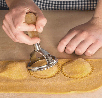 イタリアのゆで団子を作るために使用される木のハンドルが付いているステンレス鋼のラヴィオリ型