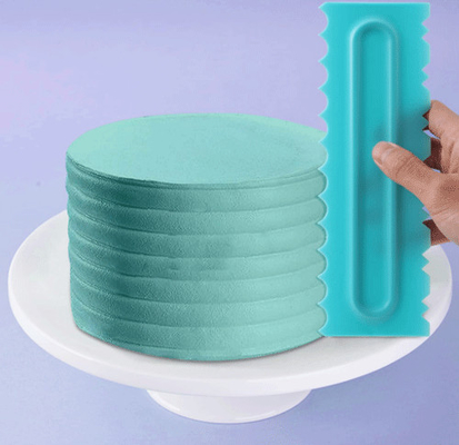 ケーキのスクレーパーはプラスチック鋸歯のスクレーパーのポリッシャのバター クリームのケーキDIY用具を置いた