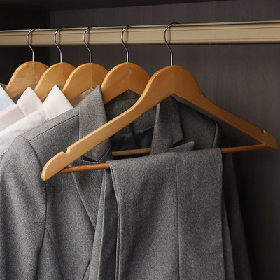 Ecoの衣服のための大きさの友好的な木のハンガーは非入れる