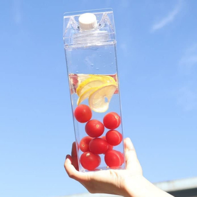 500mlプラスチック正方形の注文の飲むコップはLeakproofカートンの水差しを搾り出す