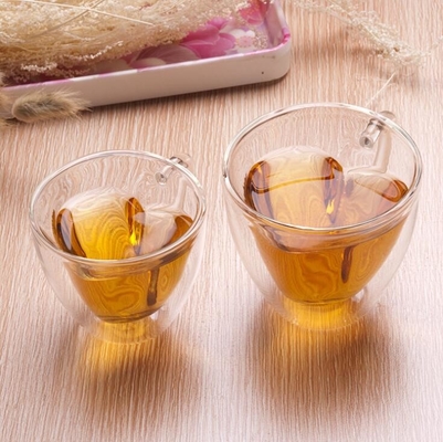 ISO9001透明なガラス習慣の飲むコップのギフト ハート形200ml-300ml