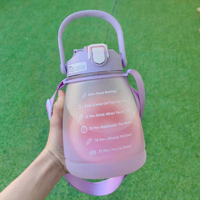 ロープ1300mlが付いている屋外の注文の飲むコップの大きいプラスチックBpaの自由な水差し