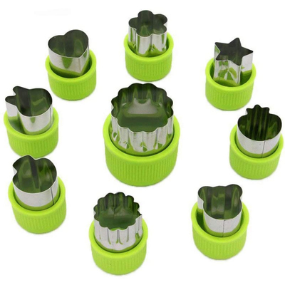 果物と野菜のカッターの形は台所ベーキングのための用具を置いた