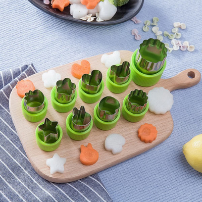 果物と野菜のカッターの形は台所ベーキングのための用具を置いた