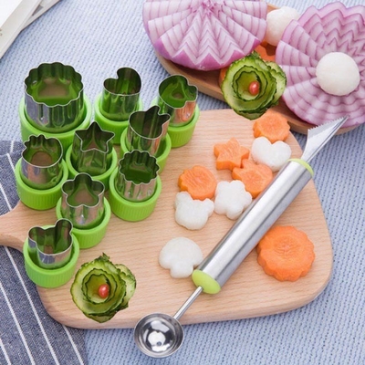 果物と野菜のカッターの形は台所ベーキングのための用具を置いた