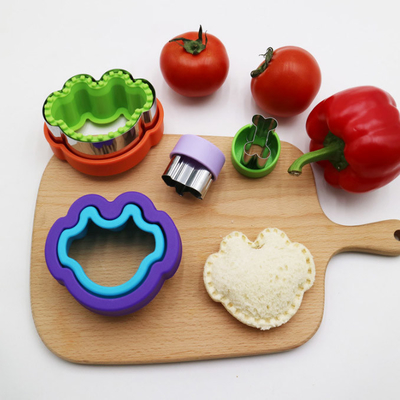 4pcsサンドイッチ カッターのステンレス鋼の家庭用品の花のDinosの円のMickey型