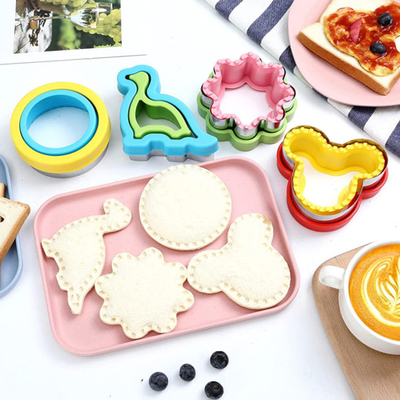 4pcsサンドイッチ カッターのステンレス鋼の家庭用品の花のDinosの円のMickey型