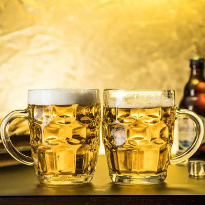 大きいプラスチック注文の飲むコップはハンドル20ozが付いているステインのビールのジョッキに窪みを作る
