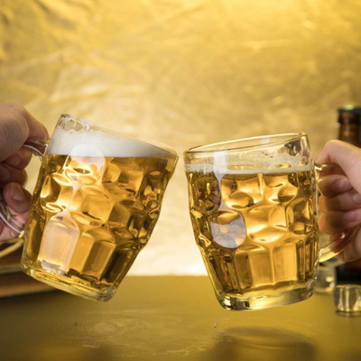 大きいプラスチック注文の飲むコップはハンドル20ozが付いているステインのビールのジョッキに窪みを作る