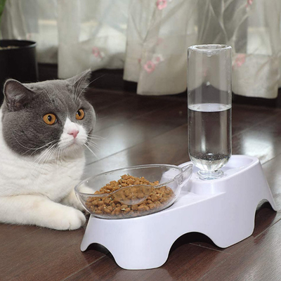 プラスチック犬はWatererの自動びんが付いている二重猫の餌ボールをかわいがる
