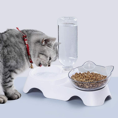 プラスチック犬はWatererの自動びんが付いている二重猫の餌ボールをかわいがる