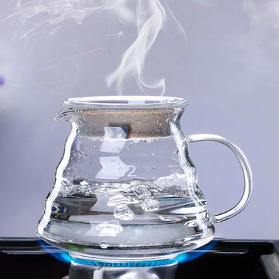 ハンドメイドの必要なBaristaはガラス漏斗フィルターが付いているホウケイ酸ガラスのコーヒー メーカーに用具を使う