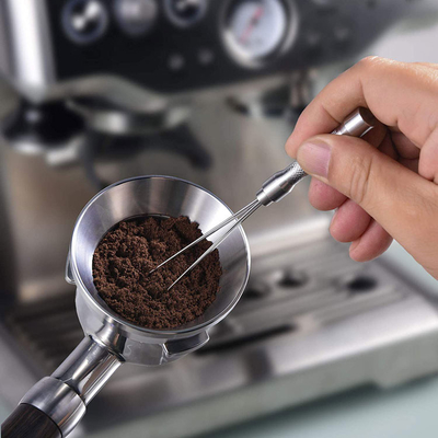 SS必要なBaristaは配分のエスプレッソのコーヒー スターラーに用具を使う
