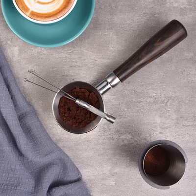 SS必要なBaristaは配分のエスプレッソのコーヒー スターラーに用具を使う