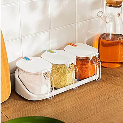 3pcs 4つのOzのゆとりのプラスチック スパイスの貯蔵容器の瓶はカバーおよびスプーンによってかさ張る