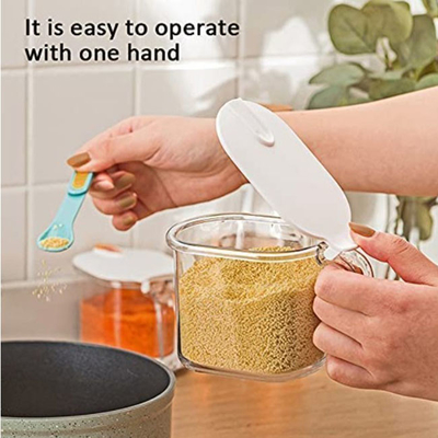 3pcs 4つのOzのゆとりのプラスチック スパイスの貯蔵容器の瓶はカバーおよびスプーンによってかさ張る