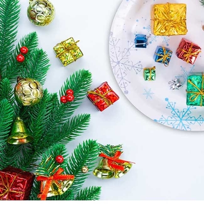 Xmasの木ホイルの小型ギフト用の箱は掛かる装飾を飾る