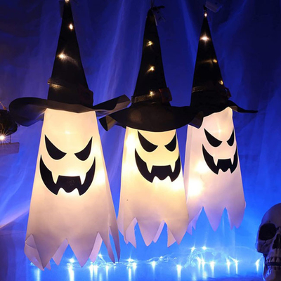 屋外の明るくのハロウィンの掛かる幻影の装飾の魔法使いの帽子