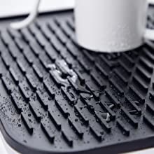 マットをのための乾燥する耐熱性水切り器のシリコーンの皿はコーヒー メーカーの黒に注ぐ