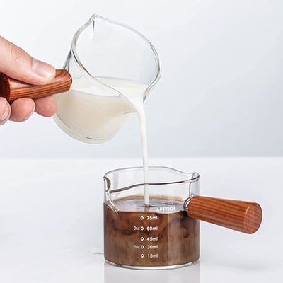 木のハンドル必要なBaristaはガラスのエスプレッソの計量カップ3ozに用具を使う