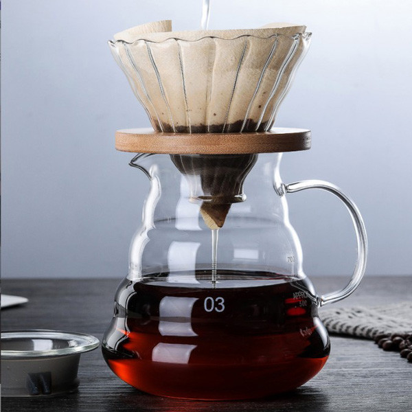 ハンドメイドの必要なBaristaはガラス漏斗フィルターが付いているホウケイ酸ガラスのコーヒー メーカーに用具を使う