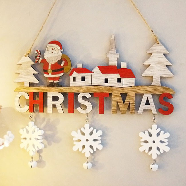 家のレストランのサンタのスノーマンのオオシカの装飾を掛ける木のクリスマスのドア